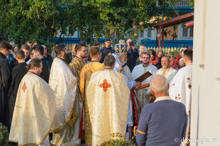 Slujba de sfințire a bisericii „Sfinții Arhangheli Mihail și Gavriil” din Buruienești / Foto: Mihail Vrăjitoru
