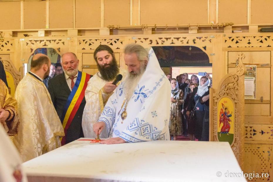 Slujba de sfințire a bisericii „Sfinții Arhangheli Mihail și Gavriil” din Buruienești / Foto: Mihail Vrăjitoru