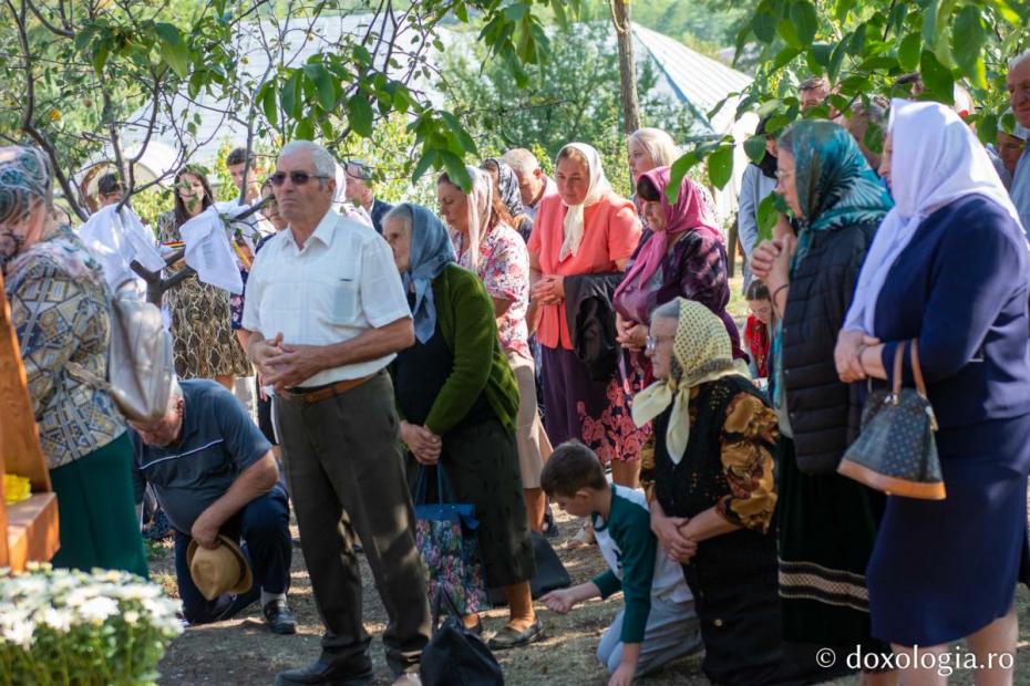 Credincioși prezenți la Sfânta Liturghie / Foto: Mihail Vrăjitoru