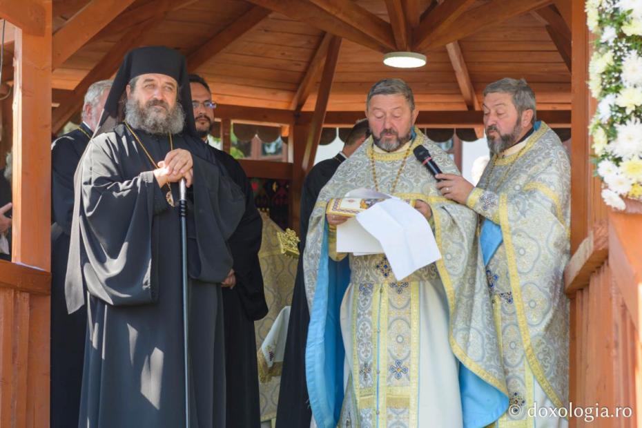 PS Nichifor Botoșăneanul, alături de preotul paroh / Foto: Mihail Vrăjitoru